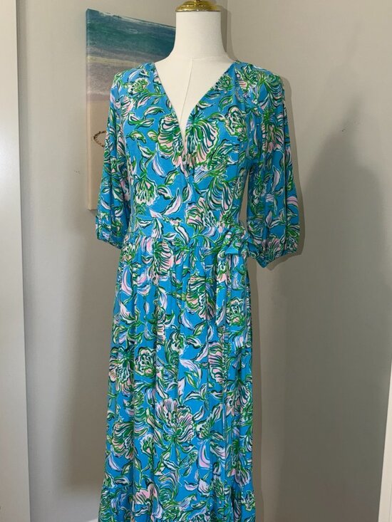 Lilly Pulitzer Dresses & Skirts - Lilly Pulitzer Blue Floral Wrap Dress - Size Medium 🌺